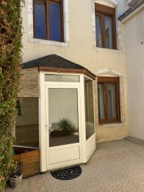 Très bel appartement au calme et proche toutes commodités.  Appartement de type F3 duplex en parfait état avec terrasse - 5, rue de la Poterne 54700 PONT A MOUSSON comprenant :
 Cuisine aménagée, pièce de vie, 2 chambres, salle d'eau/WC, cellier, terrasse
 Chauffage individuel électrique - 68,82 m2
 Libre à la location
 Les informations sur les risques auxqules ce bien est exposé sont disponibles sur le site Géorisques : www.georisques.gouv.fr