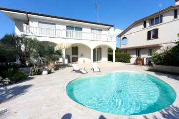 Villa contemporaine avec piscine à Fucecchio (Florence, Toscane)
Magnifique villa de design d'environ 220 m², libre sur quatre côtés, située dans un environnement calme tout en étant proche de toutes les commodités.
La propriété dispose d'un jardin paysager privé avec piscine, d'un grand espace de stationnement et d'équipements haut de gamme alliant confort, élégance et technologie.
Composition :

Grand séjour lumineux avec cuisine ouverte
2 chambres avec dressing, salle de bains privative et accès terrasse
4 salles de bains au total
Sous-sol aménagé d'environ 80 m² avec seconde cuisine, salle à manger avec cheminée, buanderie et espaces de rangement

Prestations :

Domotique intégrée
Chauffage et rafraîchissement par le sol
Panneaux solaires
Triple vitrage haute performance
Volets électriques
Système d'alarme
Piscine automatisée
Finitions de prestige en travertin et parquet haut de gamme
Classe énergétique A4

Villa récente proposée partiellement meublée. Une propriété rare, idéale pour les amateurs d'architecture contemporaine, de confort et de qualité de vie en Toscane.

Contactez-nous pour plus d'informations ou pour organiser une visite :
+352 27 40 30 30 | info@capitis.lu