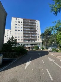 Dans la ville de Montigny-lès-Metz, proche des parcs, écoles et commerces, bel appartement 3 pièces de 82 m² entièrement rénové.
Au 1er étage d'un immeuble bien tenu, l'appartement se compose d'une entrée, d'un espace salon-séjour bénéficiant d'un balcon, d'une cuisine séparée et équipée (plaque, four et hotte), de deux chambres, d'une salle de bain avec baignoire et d'un wc séparé.
Vous disposez d'une cave en sous-sol et d'une place de parking.
Chauffage collectif au gaz.
