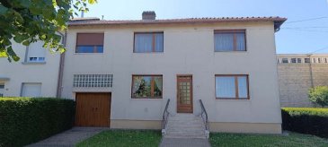 Charmante maison de village à vendre à Tromborn 57320
Découvrez cette jolie maison de village de 130,30 m², idéalement située au 28 rue de la Mairie, 57320 Tromborn, à proximité immédiate de la frontière allemande.  
Parfaitement entretenue, cette maison mitoyenne à gauche et partiellement à l'arrière, offre un cadre de vie chaleureux et fonctionnel, idéal pour une famille ou un investisseur à la recherche d'un bien facile à louer.
Les atouts de cette maison :
•	Espace généreux : Avec 130,17 m² habitables, elle propose une entrée accueillante (5,58 m²), une cuisine équipée (11,71 m²), un salon lumineux (14,49 m²), un séjour convivial (12,95 m²), ainsi que quatre chambres spacieuses à l'étage (de 12,04 à 16,92 m²) pour accueillir toute la famille.
•	Fonctionnalité : Une distribution optimisée avec des dégagements bien pensés pour un confort au quotidien.
•	Entretien irréprochable : Sa toiture a été rénovée en 2000, une isolation extérieure de 6 cm a été posée et ses combles sont parfaitement isolés (28 cm). Les huisseries, dont certaines restent cependant à changer, sont équipées de volets roulants motorisés pour plus de praticité.
•	Extérieur : 
•	Un terrain séparé de 397 m².
•	Un garage pour une voiture.
•	Équipements : Chauffage central au fioul (chaudière Chappée d'une douzaine d'années), ballon d'eau chaude électrique récent (2023), adoucisseur d'eau. Le raccordement à la fibre optique est possible. 
Points à noter :
•	Emplacement : Située dans un village calme. Commerces et commodités à quelques minutes (BOUZONVILLE – CREUTZWALD – SARRELOUIS). 
•	Taxe foncière : 442 €/an.
•	Assainissement : Tout-à-l'égout, sans fosse septique. Son contrôle de conformité a été réalisé.
Pourquoi craquer ?
Cette maison est un véritable coup de cœur pour ceux qui recherchent une habitation fonctionnelle, bien entretenue, avec un fort potentiel. Que vous soyez un particulier souhaitant poser vos valises dans un cadre agréable ou un investisseur à la recherche d'une opportunité dans un village dynamique, ce bien est fait pour vous !

Contactez-nous dès maintenant pour organiser une visite :
 Gérard STOULIG – Agent commercial EI 
Au : 06 03 40 33 55 – Mail : agenceabel@gmail.com
NB : Les frais d’agence sont à la charge du vendeur.