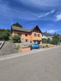Immo Nordstrooss vous propose en vente une charmante maison individuelle située à proximité de l'autoroute ainsi que du centre ville avec toutes ses commodités dans le Cité Loppert à Ettelbruck sise sur un terrain de +/-8.18 ares.

La maison s'apprête idéalement
pour combiner une profession libérale ou deux famille.

Construite en 1980, la maison offre une surface habitable de +/- 228,07 m2 et une surface totale de +/- 307 m2.

- au rez-de-chaussée hall d'entrée/escalier 18.37m2, bureau 10.79m2, un grand garage pour deux voiture 37.80, espace chaufferie, une cave et 2 emplacements extérieurs.

- au rez-de-jardin le hall, un grand living trés spacieux avec une salle à manger, une cuisine bien équipée ouverte 47.03m2 avec accès au terrasse 39m2 et au jardin, et 3 chambres à coucher ( 16.05m2, 15.96m2, 9,20m2 ), salle de douche avec double vasque 6.78m2,et un WC séparé.

- à l'étage hall de nuit, 2 grande chambres à coucher, une avec accès au balcon7.50m2 avec magnifique vue, salle de bain et une espace kitchinette.

Situation : en périphérie Ouest, dans un lotissement à flanc de colline orienté Sud proche de la voirie principale. Cadre vallonné en pleine nature. Stationnement possible en bordure de voirie. Bonnes liaisons avec le centre-ville.

Pour tout renseignement complémentaire ou information veuillez nous contacter par email info@immonordstrooss.lu ou par Tél: 691 850 805.

Proposition de crédit/financement à taux compétitif auprès des banques Luxembourgeoise incluse dans nos services gratuits.