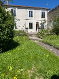 Maison en coeur de ville. comprenant entrée, cuisine, salon-séjour, 2 chambres, bureau, deux garage, terrasse et terrain attenant avec sortie sur rue arrière, salle d'eau récente avec wc.possibilité de vivre en plain pied, situation appréciable !!