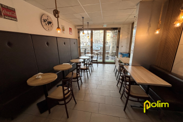 Place Duroc.  Idéalement situé avec sa belle terrasse d'été comme celle d'hiver, venez découvir ce magnifique commerce prêt a etre exploité. Aucun travaux à prévoir.
 Une petite vingtaine de places assises à l'intérieur, grande cuisine sur l'arrière avec son équipement récent. Très beau potentiel à developper pour tout type de projet avec un loyer de 700 euros mensuel. 
 Les informations sur les risques auxquels ce bien est exposé sont disponibles sur le site Géorisques : www.georisques.gouv.fr