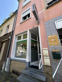 Situé au Rdch, ce local commercial d'une superficie d'environ 45 m² offre un espace idéal pour une activité commerciale, un bureau, un cabinet ou une profession libérale. Le bien se compose d'un hall d'entrée avec une surface d'accueil et d'exposition pour vos produits ou votre clientèle, de deux espaces pouvant être aménagés en bureaux, cabines de soins ou salles de consultation, d'un espace de stockage, d'un WC séparé ainsi que d'un accès direct à une agréable terrasse. Le chauffage est électrique. Grâce à son agencement fonctionnel et à sa situation, ce local convient parfaitement à de nombreuses activités professionnelles. Disponible à partir du 1er septembre. Pour plus d'informations ou pour organiser une visite, n'hésitez pas à nous contacter.