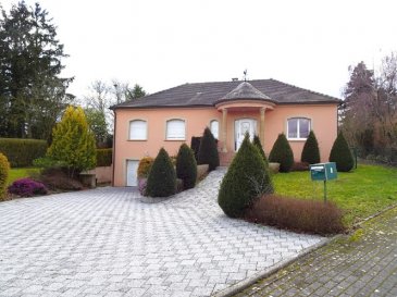 FILSTROFF

Située dans un environnement agréable, cette maison individuelle F6 de 130 m2 hab sur un terrain de 15,54 ares offre de beaux volumes et un grand espace de rangement avec son sous-sol complet.

Au Rdc:  
Vous découvrirez une entrée accueillante, une cuisine équipée avec accès direct à une véranda lumineuse, un séjour spacieux offrant un bel espace de vie convivial, un dégagement avec rangements, une salle de bains (wc, baignoire et douche), trois chambres.

À l'étage:  
Vous trouverez une chambre ainsi qu'un bureau.  

Le sous-sol complet constitue un véritable atout:  
Il comprend un grand garage pouvant accueillir 3 véhicules, une chaufferie, un wc, deux pièces supplémentaires offrant de nombreuses possibilités (salle de sport, bureau, atelier...)

À l'extérieur:  
Vous profiterez d'une terrasse et d'un jardin, idéal pour les moments en famille ou entre amis. Plusieurs véhicules peuvent également être stationnés sur la propriété

Chauffage au sol au rdc, chauffage fioul, panneau solaire pour eau chaude.  
Dv pvc, volets motorisés

Une maison fonctionnelle et familiale à découvrir sans tarder