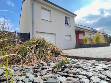 Maison 4 chambres frontière Luxembourg.  BASSE RENTGEN, à 2 minutes de Frisange, 10 minutes de Dudelange, Bettembourg et Hesperange, superbe maison contemporaine de 126m2 habitables au coeur d'un lotissement agréable. 
 Visite Virtuelle sur demande. 
 Vous serez séduit par l'environnement calme et verdoyant, idéal pour les amoureux de la nature, tout en restant à proximité immédiate des accès à l'A31. Cette maison, construite en 2010 sur un terrain de 6,12 ares, offre une surface totale de 156 m2. Un cadre de vie unique à deux pas de la frontière la plus demandée. Cette propriété bénéficie d'une terrasse de 30 m2, idéale pour vos moments de détente en plein air, entourée d'un jardin clos et fleuri. Parfait pour des promenades à pied ou à vélo, ou simplement pour apprécier le calme depuis chez vous. Intérieur spacieux et lumineux La maison se compose d'un espace de vie de 47 m2 avec cuisine, avec baie vitrée donnant directement accès à la terrasse. La cuisine ouverte sur le séjour, équipée (plaque de cuisson, four, lave-vaisselle, hotte), s'intègre parfaitement à la pièce, créant un espace convivial pour les repas et les moments en famille ou entre amis. Les 4 chambres (12m2+12m2+10m2+11m2) offrent tout le confort nécessaire, une salle d'eau de 7,7m2, avec douche et baignoire, meuble double vasque, tandis qu'une grande buanderie (11,5m2) fonctionnel complètent ce bien. Le garage (26m2), équipé d'une porte motorisée, permet de stationner deux véhicules en enfilade. De plus, la propriété dispose de 2 places de parking extérieur. Prestations : Double vitrage PVC pour une isolation optimale, Chauffage au sol électrique, production d'eau chaude par cumulus, porte de garage motorisée Ne manquez pas l'opportunité d'acquérir cette maison d'exception, alliant confort moderne et cadre naturel privilégié. Venez la découvrir lors d'une visite privée. Informations Techniques : DPE : C/A Honoraires inclus dans le prix de vente.
 Contactez nous pour une visite au +33 630002457 ou deniz@struktur-immobilier.com
 Estimation des coûts annuels d'énergie du logement Les coûts sont estimés en fonction des caractéristiques de votre logement et pour une utilisation standard sur 5 usages (chauffage, eau chaude sanitaire, climatisation, éclairage, auxiliaires) voir p.3 pour voir les détails par poste. Entre 1160 EUR et 1600 EUR par an Prix moyens des énergies indexés au 1 janvier 2021 (abonnements compris)