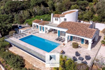 Située dans un environnement calme, cette villa offre une surface utilisable d'environ 163 m² et bénéficie d'une superbe vue dégagée, panoramique, sur la mer et sur la piscine. Exposée à l'ouest, elle se présente comme suit :

Au sous-sol, le bien dispose d'un garage de ± 20 m² pouvant accueillir deux véhicules, d'une chambre de ± 9 m², d'une salle de douche de ± 6 m² (équipée d'un lavabo, d'une douche et d'un WC), d'une cave de ± 3 m² ainsi que d'une chaufferie de ± 5 m².

Le rez-de-chaussée se compose d'un hall d'entrée de ± 9 m² menant à un séjour de ± 43 m² avec une belle vue, d'une salle à manger de ± 28 m², d'une cuisine équipée de ± 11 m², de deux chambres de ± 11 m² et 9 m², d'une salle de bains de ± 7 m² (avec double lavabo et baignoire), d'un WC séparé de ± 1 m² ainsi que de deux couloirs de ± 3 m² et 4 m².

Au premier étage, l'espace nuit comprend une chambre de ± 14 m², une salle de bains de ± 9 m² (avec double lavabo) ainsi qu'une terrasse privative de ± 7 m².

Équipements et prestations :
La maison est équipée de châssis PVC avec double vitrage et volets manuels. Le chauffage est assuré par un système au gaz. Les revêtements de sols alternent entre carrelage et parquet, tandis que les murs arborent des finitions en carrelage et en peinture. Le bien bénéficie également d'équipements confortables tels qu'une climatisation, des spots encastrés, une antenne parabolique et un éclairage de jardin.

À l'extérieur, vous profiterez d'un magnifique espace comprenant une immense terrasse de ± 115 m² ainsi qu'une piscine extérieure dotée d'un chauffage par pompe à chaleur, idéale pour les beaux jours et les moments de détente.

En très bon état général, cette propriété est disponible à l'acte et représente une opportunité rare.

Agent responsable :
Maurits van Rijckevorsel
+352 621 198 891
maurits@vanmaurits.lu