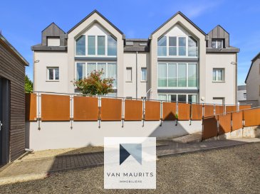 L'appartement est situé au 1er étage d'une résidence récente construite en 2022. Cet appartement moderne d'une surface habitable d'environ ±79 m² vous séduira par son agencement fonctionnel et sa luminosité.

Disposition détaillée du bien : 

Au 1er étage, l'appartement se compose d'un hall d'entrée d'environ ±8 m² desservant l'ensemble des pièces. Vous y trouverez deux chambres de ±12 m² et ±11 m², idéales pour une famille, un couple ou un espace bureau.

L'espace de vie principal comprend une cuisine de ±8 m² ouverte sur un spacieux séjour / salle à manger d'environ ±31 m², offrant un cadre de vie lumineux et convivial.

La salle de bain d'environ ±7 m² est entièrement équipée avec une douche, un WC, un bidet, un double lavabo ainsi qu'un sèche-serviettes. Un WC séparé de ±1 m² complète l'ensemble.

Sous-sol :
Le bien dispose d'une cave privative (n°4) d'environ ±5 m², d'une buanderie ainsi que d'un local technique. Deux emplacements de parking (n°4 et n°5) viennent s'ajouter à ce bien.

Finitions et équipements :
Les sols sont revêtus de carrelage et de parquet, apportant confort et esthétisme. Les fenêtres en châssis PVC avec triple vitrage garantissent une excellente isolation.

L'appartement est équipé d'un système de ventilation VMC, de la fibre optique, de panneaux solaires ainsi que d'un vidéophone.

La cuisine est entièrement équipée avec des appareils de qualité, notamment un four Neff, un lave-vaisselle Neff, ainsi qu'un réfrigérateur et une hotte aspirante Siemens.