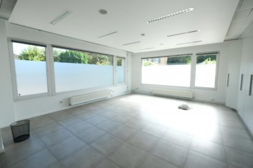 Luxembourg-Mühlenbach, 19A, rue de Mühlenbach, local commercial de 439 m2 en excellent état et représentatif, pouvant être utilisé en profession libérale, bureau, centre culturel, école etc. + un dépôt de 245 m2 pour un total de 684 m2 Il est composé comme suit :
RDC : entrée, bureau de 32 ,50 m2, bureau de 31,41m, mi-étage : kitchenette, bureau de 10,55 m2, WC, dépôt de 245 m2.
ETAGES : couloir de 43 m2, salle de conférence de 144,8 m2, pièce / archives de 17m2, bureau de 42,6 m2, kitchenette, WC, bureau de 19,9 m2, bureau de 30m2, bureau de 19,4 m2, bureau de 18 m2, couloir de 16,1m2. 10 places de parking à l'extérieur.
Très belle finitions, luminaires par tout, alarme. Libre de suite, bail de 3 ans.
Prix : 7.500 euros par mois + charges individuelles : eau, chauffage, électricité, internet. Frais d'agence : un mois de loyer + TVA à charge du locataire. Contact et visites : Rosalba MAITRE téléphone : 691 550 189 Email : rosalba@parkagence.lu & Arianna GHITTINO, téléphone : 691 205 573, email : arianna@parkagence.lu