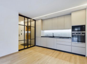 immohub, votre partenaire immobilier à Bridel, est ravi de vous présenter ce superbe appartement situé au rez-de-chaussée d'une résidence soignée de 16 unités.
Ce bien, aux finitions haut de gamme, offre un confort moderne avec une chambre à coucher, un séjour lumineux avec cuisine ouverte entièrement équipée, un balcon agréable, ainsi qu'un emplacement de parking intérieur, une cave privative et une buanderie commune.

Le bien se compose comme suit :
-Hall d'entrée : 3,35 m² avec garde-robe sur mesure, interphone-vidéophone
-WC séparé : 1,35 m²
-Séjour avec cuisine ouverte équipée et accès balcon : 25,70 m²
-Chambre à coucher : 12,50 m²
-Salle de douche : 5,00 m² avec douche à l'italienne
-Balcon : 5,35 m²

Détails supplémentaires :
-Année de construction : 2019
-Disponible immédiatement
-Triple vitrage, châssis en aluminium, stores à lamelles orientables électriques
-Chauffage au sol / chauffage au gaz
-Classe énergétique : A / A
-Domotique
-Charges mensuelles : 200 €
-Électroménagers SIEMENS
-Fibre optique
-Emplacement intérieur
-Cave privative : 2,95 m²