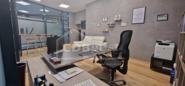 Flexibilité immédiate, emplacement stratégique, valeur sûre.
CDBimmo vous propose un espace commercial ou de bureaux moderne, idéalement situé en plein cœur de Differdange, dans une commune dynamique à forte attractivité économique.
Description du bien
•	Grand open space lumineux
•	Bureau indépendant spacieux
•	Cuisine entièrement équipée
•	Salle de douche avec WC
•	WC séparé
•	Terrasse privative d’environ 17 m²
•	Cave privative
•	Local à vélos commun
Caractéristiques techniques
•	Surface intérieure : ± 59 m²
•	Année de construction : 2020
•	Rez-de-chaussée avec accès de plain-pied (PMR)
•	Entrée individuelle
•	Ascenseur dans la résidence
•	Double vitrage
•	Vitrine sur deux faces offrant une excellente visibilité
•	Classe énergétique : B/B
•	Connexion fibre (POST)
•	Aménagement moderne, idéal pour profession libérale, cabinet ou commerce
•	Disponibilité : immédiate ou à la signature de l’acte
Situation locative – liberté de choix
Le bien est actuellement loué à 1.850 € / mois hors charges (charges : 160 € / mois).
Point clé : le locataire peut quitter les lieux dès la signature de l’acte de vente, offrant ainsi :
•	soit une occupation immédiate pour votre propre activité,
•	soit la liberté de relouer ou repositionner le bien selon votre stratégie.
Les atouts qui font la différence
•	Volumes bien pensés et luminosité traversante
•	Calme tout en étant en centre-ville
•	Proximité immédiate de la gare, transports en commun, commerces, restaurants, crèches, piscine et salle de sport
•	Un secteur porteur, adapté aussi bien à l’exploitation personnelle qu’à l’investissement.
Un bien rare, polyvalent et stratégique.
Contactez-nous au (+352) 28 80 28 80 25
Plus d’informations sur www.cdbimmo.lu