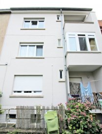 Veuillez contacter Eusébio Henriques pour de plus amples informations :
- T : 691 66 00 33
- E : henriques.eusebio@remax.lu

RE/MAX, Spécialiste de l'immobilier sur Luxembourg/Merl, vous propose à la vente, cet appartement 2 chambres, mansardé, situé au 3ème et dernier étage, dans une résidence de 4 appartements, au centre de Merl/Belair. Transport en commun en face de cette petite résidence, à 10 minutes du centre-ville, proche des autoroutes, d’environ 72 m².

Ce bien se compose de 2 lots (lot N° 4 et lot N° 5, studios transformés en appartement 2 ch), acte à l’appui.

Descriptif :
- Hall d'entrée.
- Cuisine ouverte et équipée en chêne, carrelage brun.
- Salon / salle à manger.
- 2 grandes chambres dont une avec salle de douche communicante.
- 2 Salles de douche avec vasque, douche et WC.
- Grenier privatif.

Sous-sol :
- Buanderie commune.
- Cave commune.
- Jardin commun.

Remarques : double vitrage, chauffage au gaz de ville, pas d'ascenseur, pas de garage.

Actuellement sous contrat de bail en collocation.

Frais d’agence RE/MAX : 3 % du prix de vente à la charge de la partie venderesse + TVA