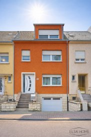 Charmante maison mitoyenne avec jardin à Belvaux ? Terrain de 6,47 ares

Située dans un quartier résidentiel calme et agréable, cette charmante maison mitoyenne bénéficie d'un terrain généreux de 6,47 ares avec jardin privatif, terrasse et espaces extérieurs idéals pour profiter des beaux jours en famille ou entre amis.

À proximité immédiate de Belval, des commerces, écoles et infrastructures essentielles, elle offre un cadre de vie pratique tout en conservant un environnement paisible.

La maison se compose de 3 chambres confortables au premier étage ainsi que d'une salle de bains moderne. Le deuxième et dernier étage accueille un vaste espace aménagé d'environ 42 m² pouvant servir de quatrième chambre, suite parentale, bureau ou espace loisirs. Deux pièces de stockage complètent cet étage.

La cuisine équipée, lumineuse et fonctionnelle, s'ouvre sur un spacieux double séjour avec accès au balcon. Une penderie intégrée apporte un espace de rangement supplémentaire.

Le sous-sol comprend une cave, une buanderie et une chaufferie. Une grande terrasse d'environ 40 m² prolonge l'espace de vie vers un jardin privatif verdoyant avec abri de jardin.

Un garage pouvant accueillir deux voitures complète ce bien aux beaux volumes, idéalement situé à quelques minutes de Belval.

Pour toutes questions ou demandes d'informations, n'hésitez pas à nous contacter, nous serons toujours à votre service.

Agence ELSA'HOME à votre écoute pour la concrétisation de vos projets en toute confiance.

------------------------------------------------------------------------------------------------------------------------------

Charming Semi-Detached House with Garden in Belvaux ? 6.47 ares of Land

Located in a quiet and pleasant residential area, this charming semi-detached house offers a generous 6.47-acre plot featuring a private garden, terrace, and outdoor spaces ideal for relaxing or entertaining family and friends.

Ideally situated close to Belval, shops, schools, and all essential amenities, the property combines everyday convenience with a peaceful living environment.

The house features 3 comfortable bedrooms on the first floor, along with a modern bathroom. The second and top floor offers a spacious converted area of approximately 42 sqm, ideal as a fourth bedroom, master suite, office, or leisure space. Two additional storage rooms complete this level.

The bright and functional fully equipped kitchen opens onto a spacious double living room with access to a balcony. A built-in wardrobe provides additional storage space.

The basement includes a cellar, laundry room, and boiler room. A large terrace of approximately 40 sqm extends the living space into a private green garden with a practical garden shed.

A two-car garage completes this attractive property, offering generous living spaces just minutes away from Belval.
 
For any questions or inquiries, please do not hesitate to contact us. We are always here to assist you.  

ELSA'HOME Agency is at your service to help turn your projects into reality with complete confidence.