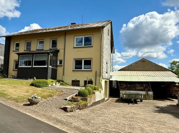 Dieses gepflegte Wohnhaus aus dem Jahr 1966 präsentiert sich in einem technisch und optisch einwandfreien Zustand. Dank laufender Renovierungen bietet es heutigen Wohnkomfort in Kombination mit großzügigen Flächen und durchdachter Raumaufteilung.

Die Immobilie bietet auf ca. 240m² Wohnfläche verteilt auf zwei Etagen sechs Schlafzimmer, ein Büro, drei Badezimmer (eines pro Etage) sowie ein zusätzliches Gäste-WC. Der ausbaufähige Dachboden eröffnet weitere Möglichkeiten für Wohn- oder Hobbyzwecke.

Raumaufteilung und Ausstattung
6 Schlafzimmer + 1 Büro
Offene, neuwertige Einbauküche mit angrenzendem Wohnbereich
3 Badezimmer (ein Bad pro Etage, teils barrierefrei) + Gäste-WC
2 Küchen, davon eine im Obergeschoss – Einliegerwohnung möglich
Zwei Balkone à ca. 8m²
Terrasse zur Straßenseite mit ca. 20m²
Fußböden aus Fliesen, Laminat und Marmor
Kunststofffenster mit Doppel- und Dreifachverglasung (2017)
Vor dem Balkon ist eine Solaranlage mit 800 Watt
Heizölvorrat 7000 Liter vorhanden
Brennholzvorräte vorhanden

Kellergeschoss und Technik
Garage mit Rolltor,
4 praktische Kellerräume,
Zentralheizung: Öl-Holz-Kombination, Baujahr ca. 2002,

Außenbereich & Nebengebäude
Hofbereich komplett gepflastert

Rund 700m² Nutzfläche in angrenzenden Nebengebäuden mit ca. 20 Garagenstellplätzen
Ideal für Wohnmobilstellplätze, Werkstätten, Sammler oder Vermietung.

Der Vorderanbau am Haupteingang wurde im Jahr 2022 umfassend und hochwertig renoviert. Der Hauseingang ist mit nur zwei bequemen Stufen sehr gut begehbar – ein praktisches Detail für alle Altersgruppen.

Das Haus verfügt bereits über einen zentral in Krautscheid verlegten Glasfaseranschluss. Ein Highspeed-Internetanschluss mit bis zu 100.000 Mbit/s ist – je nach Anbieter und Tarif – problemlos möglich, ideal für Homeoffice, Streaming oder Smart-Home-Anwendungen.

Ein außergewöhnliches Wohnobjekt mit vielfältigem Potenzial und einer Ausstattung, die kaum Wünsche offen lässt. Ob als großzügiges Familienanwesen, Mehrgenerationenhaus, Kombination aus Wohnen & Arbeiten oder zur Teilvermietung – hier investieren Sie in Substanz, Raum und Möglichkeiten.

Jetzt Besichtigungstermin vereinbaren und diese seltene Gelegenheit sichern!