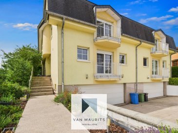 Cette maison jumelée, construite en 2002 sur un terrain de 8,50 ares se situe au calme dans un quartier résidentiel et exclusif de la commune recherchée de Steinsel (11, rue de l'Avenir). Elle bénéficie d'une orientation sud, d'une vue sur jardin, sans vis-à-vis et dispose de la classe énergétique C-C. Cette spacieuse propriété possède une surface habitable de ± 276 m² et ± 384 m² au total.

Elle se compose comme suit :

Au rez-de-jardin se trouve une entrée de ± 13 m² (avec une armoire encastrée) qui conduit à un espace ouvert composé d'un salon avec une cheminée traditionnelle et d'une salle à manger (avec sortie sur une terrasse de ± 20 m², orientée sud avec vue sur le jardin) de ± 50 m². Une cuisine séparée, dinatoire, avec électroménager Siemens a une surface de ± 30 m² et dispose d'un balcon. Une première chambre/bureau de ± 9 m² avec sa salle de douche (douche, lavabo) et un wc séparé complètent ce niveau.

L'espace du 1er étage est composé de quatre chambres: une chambre parentale de ± 26 m² avec sa salle de bain (baignoire, douche, double vasque et wc) de ± 10 m², donnant sur un balcon, deux chambres de ± 14 et de 17 m², une deuxième suite parentale de ± 18 m² avec sa salle de bain de ± 6 m² (baignoire, douche, lavabo, wc), donnant sur une terrasse de ± 7 m² (vue jardin), une dernière salle de douche de ± 5 m² (douche, double vasque) et un wc séparé complète ce niveau.

Le dernier étage comprend une dernière chambre de ± 17 m² avec sa terrasse de ± 7 m² (vue jardin) et un espace bureau/hobby/chambre d'appoint de ± 44 m² avec des velux.

Au sous-sol se trouvent un triple garage de ± 54 m², deux caves de ± 11 et de 16 m², une buanderie de ± 19 et un palier de ± 9 m².

Le vaste jardin orienté sud, à l'abri des regards, communique directement avec le salon.

Trois emplacements de voiture se trouvent devant la maison.

Généralités :

- Situation privilégiée par son calme et son entourage ;
- Cadre verdoyant ;
- Classe énergétique *C-C*;
- Double vitrage avec volets électriques et moustiquaires ;
- Aspirateur centralisé ;
- Panneaux solaires ;
- 6 emplacements pour les voitures ;
- Proximité des services des communes de Steinsel et de Walferdange (centres commerciaux, piscine Pidal, pharmacie, plusieurs cabinets médicaux?) ;
- Nombreuses pistes pédestres et piste cyclable jusqu'à Mersch ;
- Aéroport et accès autoroutier à 10 min ; 
- Visite virtuelle sur demande. 

Agent responsable : Katia Gravière au 661 33 29 82 ou katia@vanmaurits.lu