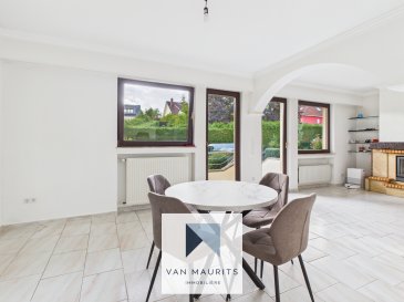 Situé au calme à Alzingen, cet appartement se trouve au 1er étage d'une petite résidence bien entretenue composée de deux unités. Il bénéficie d'une surface totale d'environ ± 130 m², dont ± 100 m² habitables, et se présente comme suit :

L'appartement comprend un hall d'entrée de ± 9 m², un spacieux et lumineux séjour de ± 40 m² avec cheminée à bois donnant accès à la terrasse ainsi qu'au jardin exposé plein sud, une cuisine équipée et aménagée de ± 11 m², deux chambres de ± 12 m² et ± 18 m², ainsi qu'une salle de bains de ± 6,5 m².

Au sous-sol de la résidence se trouvent une cave privative de ± 10 m², un emplacement de parking intérieur, un emplacement de parking extérieur ainsi qu'une buanderie commune.

À l'extérieur, un beau jardin privatif, ensoleillé et clôturé, complète ce bien.

Détails complémentaires :

? Localisation idéale, sans vis-à-vis  
? Chauffage au gaz par radiateurs  
? Châssis en bois avec double vitrage  
? Revêtement de sol en carrelage  
? Parlophone  
? Système d'alarme  
? Emplacement de parking intérieur  
? Grande cave  
? Terrasse et jardin privatif  
? Proximité immédiate des écoles, crèches, parcs, aires de jeux, restaurants et commerces  
? Bonne desserte par les transports en commun  

Personne responsable du bien :  
Yuliana Dimitrova  
Tél. : +352 661 50 27 19  
Email : yuliana@vanmaurits.lu