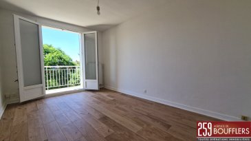 EXCLUSIVITE NANCY/BOUFFLERS APPARTEMENT 3 PIECES AVEC BALCON.  En Exclusivité ! NANCY, secteur BOUFFLERS/BUTHEGNEMONT. Appartement de 3 pièces principales en parfait état, d'une surface de 50.58m2 CARREZ, situé au 4ème étage avec ascenseur d'une copropriété. Offrant : une entrée, une cuisine, une pièce de vie avec accès sur un balcon (vue dégagée sur le parc privatif arboré de la copropriété), deux chambres, une salle de bains, rangement, et un WC séparé. Cave privative au sous-sol. Système de chauffage individuel gaz. Idéalement situé, proche de toutes commodités (transports dont bus ligne T4, axes autoroutiers, commerces, écoles, boulangeries, pharmacie...). Idéal premier achat et/ou investissement locatif. www.agencedeboufflers.fr
Les informations sur les risques auxquels ce bien est exposé sont disponibles sur le site Géorisques : www.georisques.gouv.fr