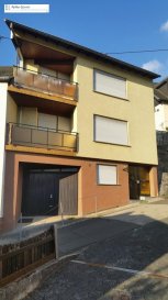 Maison spacieuse dans une rue sans issue, construite en 1980, composée comme suit:<br>Niveau rue: Hall d\'entrée, garage, cave, buanderie chaufferie.<br>A l\'étage: hall, cuisine équipée, débarras, grand living-salle à manger, salle de douche, WC, balcon coté rue terrasse et petit jardin derrière la maison.<br>2ième étage: hall, 2 grandes chambres à coucher, avec balcons, dont une avec dressing, salle de bains.<br>Belle vue, au calme dans une rue sans issue, maison à rafraichir.<br>Nouveau chauffage au fioul<br />Ref agence :725733