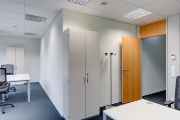 A louer dans une nouvelle résidence un espace meublé de 24m2 pour 3 bureaux.
Ces services sont compris : câblage téléphone et informatique, Wifi, mise à disposition d'une cuisine, imprimante avec facturation, accès salle de réunion avec réservation.
Caution de deux mois.
Le prix indiqué est un prix hors taxe.