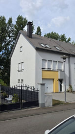 À vendre très jolie maison libre de trois côtés. Construite en 2002 en très bonne qualité. Située au calme à l'entrée de Differdange dans une cité proche des parcs, chemin de promenade et à 300 m du contournement de Differdange. Possibilité d'agrandir et d'alargir la maison, plan sur demande. La maison dispose au rez-de-chaussée : l'entrée principale, couloir avec cage d'escalier, chaufferie, salle de douche, débarras avec accès sur terrasse et jardin, garage pour deux voitures, deux emplacements voiture devant la maison ; au 1er étage : salon avec feu ouvert, salle à manger avec accès à la cuisine ainsi que sortie sur balcon, cuisine toute équipée séparée avec un coin repas, toilette séparée ; au 2ème étage : trois chambres à coucher, salle de bain et accès au grenier aménageable. Possibilité d'acheter les meubles, libre de suite. Pour plus d'infos, contactez-nous par mail à starlux@pt.lu, ou par téléphone au 621 17 60 10.