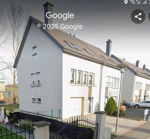 À vendre très jolie maison libre de trois côtés. Construite en 2003 en très bonne qualité. Située au calme à l'entrée de Differdange dans une cité proche des parcs, chemin de promenade et à 300 m du contournement de Differdange. Possibilité d'agrandir et d'alargir la maison, plan sur demande. La maison dispose au rez-de-chaussée : l'entrée principale, couloir avec cage d'escalier, chaufferie, salle de douche, débarras avec accès sur terrasse et jardin, garage pour deux voitures, deux emplacements voiture devant la maison ; au 1er étage : salon avec feu ouvert, salle à manger avec accès à la cuisine ainsi que sortie sur balcon, cuisine toute équipée séparée avec un coin repas, toilette séparée ; au 2ème étage : trois chambres à coucher, salle de bain et accès au grenier aménageable. Possibilité d'acheter les meubles, libre de suite. Pour plus d'infos, contactez-nous par mail à starlux@pt.lu, ou par téléphone au 621 17 60 10.