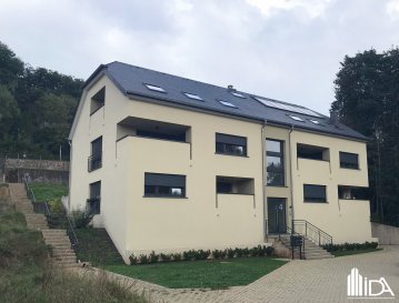 L'Immobilière de l'Attert vous propose en location ce joli appartement de 80,50m² situé dans la résidence Schweitzerhaff à Everlange.

L'appartement situé au 1er étage avec ascenseur se compose de:

- beau séjour lumineux avec cuisine moderne équipée et sortie sur balcon de 5,20m²
- 2 chambres à coucher
- wc séparé
- salle de douche avec douche italienne, lavabo et wc
- débarras avec connexion lave-linge

L'appartement dispose d'un emplacement parking intérieur, d'un emplacement parking extérieur et d'une cave.

Ce bien vous intéresse ! Merci de remplir le 