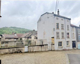 SIERCK LES BAINS,

À proximité immédiate du LUXEMBOURG (Schengen) de l'Allemagne (Perl), des commerces, écoles et axes autoroutiers.

Découvrez cet ensemble immobilier, offrant un fort potentiel. Composé de 2 maisons, cet ensemble représente une opportunité idéale aussi bien pour un investisseur que pour un particulier souhaitant réaliser un projet familial ou locatif.

La première habitation, entièrement à rénover, développe une surface d'environ 189 m2 répartie sur 3 niveaux, avec en complément des combles aménageables, une dépendance, une cour et un jardin le tout sur une parcelle de 3,37 ares en plein centre de Sierck les Bains.

Le second bâtiment a déjà bénéficié de travaux de rénovation, restant toutefois quelques finitions. Il se compose:
 Au Rdc:
 une entrée et de 2 buanderies indépendantes. Au 1er étage: Un dégagement, une cuisine ouverte sur un séjour, un wc, une salle d'eau, un bureau ou chambre. 
Au 2e étage:
 Un dégagement, une pièce permettant la création d'une cuisine ouverte sur le séjour, un wc, une salle d'eau et une chambre.

Cet ensemble immobilier offre de nombreuses possibilités d'aménagement: Par exemple: Résidence principale avec logement indépendant ou investissement locatif, création de plusieurs appartements ...

Une opportunité rare, A SAISIR.