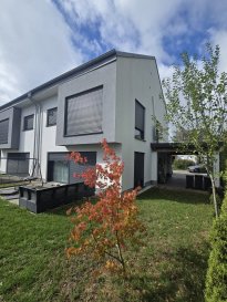 Maison A Vendre A Perle !!!

Belle maison offre une excellente isolation et un cadre de vie chaleureux construite en 2017 sur un terrain de +/-2.46 ares. 

Elle se compose comme suit: 
Au rez de chaussée: 
- Hall d'entrée avec armoire encastrée 
- Spacieux living avec cuisine équipée ouverte avec accès terrasse et jardin 
- salle de douche WC 
- Car port pour une voiture et trois emplacements devant la maison

Au 1er étage : 
- Hall de nuit 
- Salle de bain avec WC et fenêtre
- 3 belles chambres à coucher 

Au 2ème étage : 
- Hall de nuit avec bureau 
- Salle de douche avec fenêtre 
- grande chambres à coucher 
- espace chaufferie

--- Autres informations --- 
* Année de construction : 2017
* Terrain : 2.46 ares 
* Car port : 1 voitures 
* Trois emplacements de parking extérieurs 
* Terrasse et jardin 
* Chaufferie 
* Chauffage : pompe à chaleur 
* Fenêtres : Triple vitrage 
* CPE : B/C

Pour tout renseignement complémentaire ou information veuillez nous contacter par email info@immonordstrooss.lu ou par Tél: 691 850 805.

Proposition de crédit/financement à taux compétitif auprès des banques Luxembourgeoise incluse dans nos services gratuits.