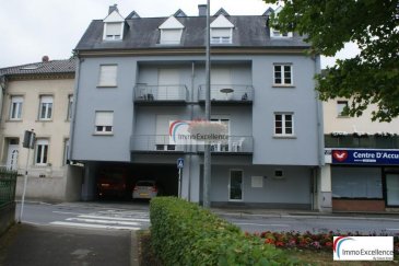 Immo Excellence vous propose en exclusivité ce joli studio d\'une surface habitable de 33 m2 se composant comme suit : Un hall d\'entrée, une salle-de-bains avec douche et raccordement pour la machine-à-laver, une cuisine équipée et ouverte donnant vers le séjour et la chambre-à-coucher avec accès sur un petit balcon, un emplacement couvert ainsi qu\'un grenier. Le studio se situe à l\'arrière de la Résidence et se trouve à proximité de la fameuse Haalergaas à Echternach.<br><br>Caution de 100.-Eur pour la télécommande de la porte du garage. <br><br>Contrat de bail avec un minimum de 3 ans.<br><br>Garantie bancaire : 1.600.-Eur<br><br>Animaux acceptés après concertation avec le propriétaire.<br><br>Echternach (luxembourgeois : Iechternach) est une ville du Luxembourg d\'environ 5 300 habitants et le chef-lieu de son canton, le long de la vallée de la Sûre marquant la frontière avec la Rhénanie-Palatinat allemande.<br><br>Elle est surtout connue pour son abbaye et sa procession dansante de Pentecôte.<br><br />Ref agence :3426631