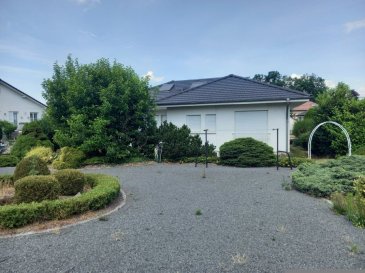 Beau Pavillon de 115m² comprenant au rdc 1 grand séjour avec une cheminée, une cuisine équipée 3 chambres, 1 WC séparé, 1 salle de bains.
A l'étage 1 grand espace de vie mansardé, et 2 chambres avec des placards aménagés
Il y a également du parquet au sol, des volets électriques, du double vitrage bois, un grand sous-sol carrelé en partie, qui peut être aménagé, belle hauteur de plafond avec des fenêtres;
Une salle de bains récente avec douche, 1 WC séparé, un garage 2 voitures complète le tout sur un terrain de  9,20 ares environ.
Plus de photos et renseignements sur demande
Logement énergivore 
