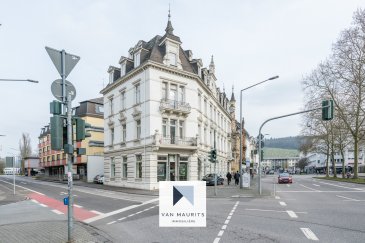 Appartement exceptionnel de ±140 m², en plein cœur de la vieille ville de Trèves, des vestiges antiques et classiques de cette magnifique ville inscrite au Patrimoine Mondial.

Avec une vue sur la Porta Nigra, découvrez ce bien immobilier rare, restauré en 2015.

Au centre historique de la plus ancienne ville d'Allemagne, cet appartement au charme classique se situe au 1er étage d'un immeuble résidentiel entièrement rénové en 2015.

Possibilité de commodite rejoindre à pied la gare de Trèves qui ne se situe qu'à 300 mètres. L’emplacement de ce logement de ville permet facilement de faire ses courses, d’accéder aux services, médecins, pharmacies, banques et restaurants qui se situent à proximité immédiate. Centre commercial, cinéma, clubs de sports, accès principaux aux grands axes routiers, écoles, hôpitaux, parcs et musées à distance de marche.

L'appartement de standing dispose de 6 pièces principales
avec une surface habitable de ±140m². Il se compose d'un grand living clair de ±37m², ouvert sur un joli balcon orné,

3 chambres de 11, 22 et 15m² permettent facilement de loger une famille avec des enfants ou d'aménager un espace de travail, avec de nombreux rangements et dressings intégrés faites sur mesure dans chaque chambre, et parfaitement intégrés au style de l'appartement

La cuisine de 13m² est entièrement équipée, sous le signe de la modernité, avec des armoires faites sur mesure, plan de travail en bois massif et des appareils électroménagers Miele, réfrigérateur et congélateur Liebherr.

Une salle de bain très lumineuse avec w.c., bidet, baignoire, et douche récente ainsi qu'un meuble vasque en bois massif permet de se détendre et d'apprécier un bain, ce qui est rare dans les appartements de cette époque. Vous avez également une salle d'eau séparée avec lavabo, w.c. et douche.

Une place de parking, une buanderie et une cave complètent l'ensemble.

Au 1er étage, l'appartement est facilement accessible par les escaliers, mais dispose également d'un ascenseur avec accès sans obstacle pour transporter les provisions ou pour profiter de ce confort après une journée à arpenter les rues anciennes de la belle ville de Trèves, l 'ascenseur permet également de rejoindre le sous-sol et la cave.

L'appartement est relié au câble, et dispose de l'internet haut débit et d'une parabole SAT-TV.

Chauffage au gaz et double vitrage pour un confort thermique optimal, dans cet appartement orienté nord-sud (living au sud/sud-ouest), avec vue sur la Porta Nigra et le centre antique.

Les frais mensuels sont de ± 375 €.

Une commission d'acheteur d'un montant de 3,48% sur le prix d'achat TTC est perçue et due lors de la signature du contrat par un notaire.

DEUTSCH

Eine 3-Zimmer Wohnung im Herzen der ältesten Stadt Deutschlands, Trier.
Die Wohnung befindet sich im 1. Obergeschoss eines sanierten Wohnhauses unweit von Trierer Hauptbahnhof (300 m) und Sichtweite von Porta Nigra.
Geschäfte des täglichen Bedarfs, wie Ärzte, Apotheken, Banken und Restaurants liegen in unmittelbarer Nähe und sind zu Fuß zu erreichen.

Allgemein:

±140 m² Wohnfläche, großes Wohnzimmer (±37m²) mit Balkon und 4 Fenster Süd-West, 3 Schlafzimmer (±11m², ±22m², ±15m²), moderne Einbauküche (±13m²), Badezimmer, Dusche, Parkplatz, Waschküche und Keller.

Personenaufzug mit barrierefreiem Zugang zur Wohnung der auf bis in die Keller des Hauses fährt.

Küche:
Hochwertige Einbauküche mit Miele Haushaltsgeräte, Liebherr Kühl- und Gefrierschrank, viel Schrankraum.

Sanitaire:
Sehr helles Badezimmer mit WC, Bidet, Badewanne, Dusche, Waschtisch aus Massivholz.
WC/Duschzimmer WC, Duschkabine, Waschtisch aus Massivholz, Trocknungsheizkörper.

Sonstiges:

Die Wohnung in 2015 restauriert
Netzwerk-Verkabelung
Viele, große, maß gefertigte Kleiderschränke in jedes Schlafzimmer
Die Küche und alle Bücherregale sind im Kaufpreis enthalten.
Nebenkosten ± 375 €.
Käuferprovision in Höhe von jeweils 3,48 % auf den Kaufpreis einschließlich gesetzlicher Mehrwertsteuer, ist bei notariellem Vertragsabschluss verdient und fällig.
