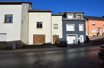 Cette petite maison de ±144m² dont ±110m² de surface habitable, située au centre d'Eischen se trouve proche de toute commodités.

Au Rdc, la porte d’entrée s’ouvre sur le hall d’entrée de ±10m², un garage ±24m²; 1 chaufferie ±9m² et une buanderie ±12m².

Au 1er étage, un Séjour de ±21m² orienté sur le jardin sans vis-à-vis, la cuisine de ±12m² ouverte sur le séjour et complétement équipée et aménagée; une toilette séparée; et un coin bureau.

Au 2ème étage, deux chambres de ±18m² et ±12m², une salle de bain de ±5m² (baignoire, lavabo, buanderie et sèche-serviettes) et un débarras.

A l’extérieur, un jardin et une terrasse sans vis-à-vis complètent le bien.

Généralités:

Chaudière au gaz/ radiateurs;
Châssis PVC / double vitrage;
Fibre optique;
Proche des axes autoroutiers (A6); Proche des commerces Cactus, Delhaize, (Carrefour, ALDI, Lidl, Colruyt à Arlon); Ecoles et crèches de proximités; Large offre sportive;
Sentiers de randonnées aux alentours (Clairefontaine et vallée des sept châteaux) pour les amoureux de la nature et des animaux.

Agent responsable du dossier: Pierre-Yves Béchet
Tél: +352 621 654 086 – Email: Pierre-Yves@vanmaurits.lu
