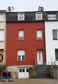 Nous vous proposons une maison unifamiliale, mitoyenne, 
située a Kayl, proches des écoles, arrêts de bus et commerces de proximité.

Elle se compose comme suit: 
- Rdch:  hall d'entrée,  wc. séparé, salon, salle -à-manger, cuisine équipée, accès terrasse et cour arrière. 
- Etage: 3 chambres à coucher
- Mansarde : deux chambres , une salle de douche, bureau. 
- Sous sols: cave buanderie, petit garage,  chaufferie et une grande pièce très fonctionnelle pouvant servir de salle de sport, bureau, ou atelier., avec accès direct sur la cour et annexe.

Disponible à convenir.

Les frais d'agence sont inclus dans le prix de vente et sont à charge du vendeur. 
Pour toute demande de visite ou informations complémentaires, n'hésitez pas à nous contacter au 265341 ou directement notre agent Mme VEIGAS au 621 505 621 ou par mail au cristina.veigas@cl-immo.lu