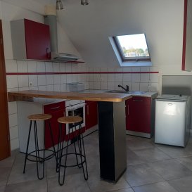Découvrez cet appartement à louer situé à Creutzwald en France, proposé par l'agence Wirrig Chaparoff Immobilier. Ce bien présente des caractéristiques intéressantes pour ceux qui recherchent une location dans cette jolie ville.

Détails de la propriété : Cet appartement rénové offre une surface habitable de 42 m² et comprend deux pièces dont une chambre confortable et une salle de bains. La cuisine est équipée et ouverte, idéale pour concocter vos repas en toute liberté. L'appartement est raccordé à la fibre optique, vous garantissant une connexion internet rapide et fiable. Certifiée avec une classe énergétique D, cette location est un choix alliant confort et efficacité énergétique, grâce notamment au chauffage au gaz. De plus, les coûts énergétiques restent raisonnables avec une estimation annuelle pouvant se chiffrer à 596 euros. 

À proximité : Situé dans un quartier agréable de Creutzwald, cet appartement bénéficie de la proximité de diverses commodités. Pour l'éducation, plusieurs établissements scolaires sont facilement accessibles. Les amateurs de shopping trouveront leur bonheur grâce à divers commerces et options de restauration dans la zone. Pour les moments de détente, les parcs et espaces verts à proximité offrent des opportunités de loisirs en plein air. Des services de santé et des transports publics bien desservis rendent la vie quotidienne pratique et agréable.

Ne manquez pas cette opportunité exceptionnelle ! Pour planifier une visite, contactez-nous dès maintenant via le formulaire de contact ou par téléphone.

Mme Chaparoff 0699012591