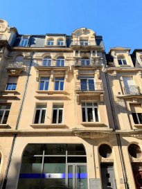 Située à proximité de la gare de Esch-sur-Alzette, cet appartement de 110m2 a été entièrement rénové avec goût. Avec son ascenseur, il prend place au 3e et avant dernier étage d’un immeuble classé au patrimoine.

Le large hall d’entrée, ouvre d’un côté sur un séjour où le mélange de l’ancien, avec ses hauteurs sous plafond de plus de 3m, et le contemporain prend tout son sens. De l’autre côté, une cuisine équipée séparée avec son cellier résulte d’une rénovation moderne aux lignes épurées.

L’espace nuit quant à lui se compose de trois parties : Une première chambre parentale de plus de 18m2, ainsi que deux autres chambres séparées partagent une salle de douche avec WC. Une buanderie ainsi qu'une cave complètent le tout.

La rénovation contemporaine haut de gamme, la localisation privilégiée proche de toutes les commodités de Esch-sur-Alzette, les nombreuses ouvertures et le caractère certain sont les atouts de ce bien coup de coeur.

Pour toute information complémentaire ou pour organiser une visite, nous vous invitons à contacter à nous contacter par mail ou par téléphone +352.661.612.546

Le prix affiché s'entend frais d'agence + tva inclus.

REAL G IMMO vous accompagne dans toutes vos démarches administratives et financières. Nous réalisons également une estimation GRATUITE de votre bien si besoin.

 ---------- 
In der Nähe des Bahnhofs von Esch-sur-Alzette gelegen, wurde diese 110 m² große Wohnung mit Geschmack vollständig renoviert. Mit ihrem Aufzug befindet sie sich im 3. und vorletzten Stock eines denkmalgeschützten Gebäudes.

Der große Eingangsbereich öffnet sich auf der einen Seite zu einem Wohnzimmer, in dem die Mischung aus Alt und Modern mit Deckenhöhen von über 3 m voll zum Tragen kommt. Auf der anderen Seite entsteht eine separate, ausgestattete Küche mit Speisekammer, die eine moderne Renovierung mit klaren Linien widerspiegelt.

Der Schlafbereich besteht aus drei Teilen: Ein erstes Schlafzimmer von über 18 m², sowie zwei weitere separate Schlafzimmer teilen sich ein Duschbad mit WC. Eine Waschküche und ein Keller vervollständigen das Angebot.

Die hochwertige zeitgenössische Renovierung, die privilegierte Lage in der Nähe aller Annehmlichkeiten von Esch-sur-Alzette, die zahlreichen Öffnungen und der charakteristische Stil sind die Vorzüge dieser Immobilie, die Herzstück werden könnte.

Für weitere Informationen oder um eine Besichtigung zu vereinbaren, kontaktieren Sie uns bitte per E-Mail oder telefonisch +352.661.612.546.

Der angezeigte Preis versteht sich inklusive Maklerkosten und Mehrwertsteuer.

REAL G IMMO unterstützt Sie bei allen Ihren Verwaltungs- und Finanzangelegenheiten. Wir erstellen auch eine kostenlose Schätzung Ihrer Immobilie, falls erforderlich.

 ---------- 
Located near the Esch-sur-Alzette train station, this 110m2 apartment has been completely renovated with taste. With its elevator, it is on the 3rd and penultimate floor of a listed building.

The large entrance hall opens on one side to a living room where the blend of old, with ceiling heights of over 3m, and contemporary design take full effect. On the other side, a separate equipped kitchen with its pantry results from modern renovation with clean lines.

The sleeping area consists of three parts: a first master bedroom of over 18m2, as well as two other separate bedrooms sharing a shower room with WC. A laundry room and a cellar complete the property.

High-end contemporary renovation, privileged location close to all amenities of Esch-sur-Alzette, numerous openings, and distinctive character are the strengths of this favorite property.

For any additional information or to organize a visit, we invite you to contact us by email or by phone +352.661.612.546

The displayed price includes agency fees + VAT.

REAL G IMMO assists you with all your administrative and financial procedures. We also provide a FREE estimate of your property if needed.