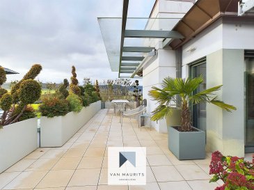 Ce magnifique penthouse - duplex, avec des finitions haut de gamme, se situe au calme avec une superbe vue 180°, sans vis-à-vis, plein ouest à Bofferdange. Il fait partie d'une petite résidence de 4 unités et offre une surface totale de ± 271 m² dont ± 214 m² habitables.

L'ascenseur arrive directement au 3ème étage dans l'appartement et s'ouvre sur le hall d'entrée de ± 13 m² avec placards intégrés desservant d'un côté le lumineux et spacieux espace de vie comprenant un séjour et une salle à manger de ± 60 m² donnant accès à une grande terrasse de ± 55 m² offrant une vue dégagée et sans vis-à-vis sur la verdure environnante et équipée de 3 marquises électriques. De l'autre côté, se trouve la cuisine de haut standing de ± 21 m² donnant également accès sur une grande terrasse de ± 65 m². Un wc séparé de ± 3 m² complète cet étage.

Au 2ème étage (soit par ascenseur ou la cage d'escalier) un hall de ± 14 m² dessert une 1ère chambre de ± 20 m² avec placards intégrés donnant accès à la terrasse ± 12 m² et une salle de bains attenante de ± 5 m², un 2ème chambre ± 12 m² avec sa salle de bains attenante de ± 4 m² et la suite parentale ± 26 m² avec sa terrasse de ± 8 m², son dressing de ± 7 m² et sa salle de bain de ± 10 m² (baignoire, douche à l'italienne, double vasque, wc suspendu). Le hall dessert également un wc séparé de ± 2 m² et une buanderie de ± 6 m².

Au sous-sol un garage privé avec porte électrique pouvant accueillir 2 grandes voitures de ± 50 m² avec un accès direct à la cave de ± 8 m² complètent ce bien d'exception.

Détails complémentaires :

- Situation idéale, duplex en parfait état, ascenseur
- Chauffage au gaz par le sol
- Triple vitrage sur châssis alu/bois avec volets électriques
- Cuisine LEICHT, électro-ménager MIELE
- Armoires intégrées
- Parquet, carrelage
- Domotique, alarme, camera de surveillance, porte sécurisée
- Grande terrasse plein ouest
- Proche de toutes commodités et transport (bus et gare)

Contact : JImmy de Brabant - tél : +352 661 167 494 mail : jimmy@vanmaurits.lu