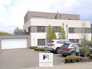 Située dans une impasse au calme, cette maison jumelée construite en 2012 sur un terrain de 6,21 ares, a une surface totale de ± 266 m² dont ± 200 m² habitables. Elle bénéficie d'une proximité de toutes commodités ? écoles, crèches, commerces, accès autoroute, transports en commun. Le tennis club CAP (terrains intérieurs et extérieurs) ainsi que la piste de randonnés cyclable sont à deux pas.  
La maison se présente comme suit:  

Au rez-de-chaussée: d'une entrée de ± 7 m²; d'un vestiaire, d'une cage d'escalier de ± 15 m² et d'un WC séparé de ± 2 m²; d'un grand séjour de ± 42 m² avec ses baies vitrées donnant sur une terrasse de ± 19 m² et le jardin; d'une grande cuisine de ± 13 m² équipée et ouverte; d'une chambre (actuellement en bureau) de ± 11 m²; d'un double garage (2 voitures) de ± 36 m²; d'une buanderie de ± 5 m²; d'un local technique de ± 5 m².  

Le premier étage: d'un palier de ± 15 m²; d'une chambre parentale de ± 14 m² avec dressing de ± 9 m² et salle de douche de ± 9 m²; de deux chambres de ± 16 et 17 m²; d'une salle de douche de ± 10 m².  

Au deuxième étage: d'un couloir de ± 1 m²; d'une chambre de ± 28 m² avec accès à deux terrasses de ± 20 m² chacune; une salle de douche de ± 7 m²; un espace rangement de ± 4 m².  

Le Jardin et la terrasse bénéficie d'une vue dégagée.  

Généralités:  
- Idéalement placée au calme à Capellen  
- Maison moderne en très bon état,  
- Chauffage au gaz par les sols, ventilation double flux  
- Passeport énergétique ? «B ? B»  
- Triple vitrage avec volets électriques (commande centralisée)  
- Alarme, adoucisseur d'eau, fibre optique, tondeuse robot.  

Agent responsable : Jimmy de Brabant  
Tél. : +352 661 167 494  
E-mail : jimmy@vanmaurits.lu