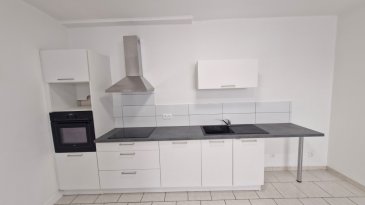 Appartement rénové situé au rez-de-chaussée d'un petit immeuble au centre ville de JOEUF, proche des commerces.
Comprenant cuisine avec meubles + évier, séjour, 2 chambres, salle d'eau.
Chauffage électrique.
Garage