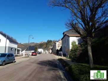 Vous voulez créer un bénéfice avec cet objet sur 3-4  ans de 125.000 à 150.000€ en suivant notre conseil de placement?
================================================================
MICHELAU - MAISON DE CARACTERE - objet protégé. (proche d\'Ettelbruck- Diekirch) 10 minutes ,  DE LA RUE VUE SUR LE CHATEAU DE BOURSCHEID hauteur des plafonds du RDCH +/- 3,10m et du 1ier étage +/- 2,80m. la charpente  dépassant bien 4 mètres  à l\'intérieur(au milieu) , possible d\'avoir 5 chambres,
intéressant serait de faire la zone salon, cuisine dans la grange (où on peut démolir l\'intérieur), la charpente doit rester apparente - suivant avis des Sites et Monuments
Importants travaux de rénovation à prévoir (suggéré un chauffage avec pompe à chaleur air-eau) -  fonds propres suffisants nécessaires, vu qu\'on a une forte demande et des visites 
renseignements seulement par email.

TRANSPORT train Michelau à Luxembourg - Pfaffenthal (Kirchberg) en 29 minutes

ne vous stressez pas en voiture , vous pouvez travailler sur votre tel. portable, facebook, 
ou simplement lire un bon livre, ou simplement relaxer un peu
et Gare en 32 minutes
horaire régulier aller et retour
en voiture une bonne  demi-heure les heures de pointe sinon 25 minutes
nous avons une entreprise pouvant exécuter les travaux , surtout pour la toiture
Ref agence :2449316