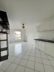 Votre agence immobilière ALT\'IMMO-GEST.COM vous propose : 

Un appartement de type F2 de 41.37 M² au 2ème étage dans une copropriété situé Rue du 8 Mai 1945 à HAGONDANGE.

Vous disposerez d\'une pièce de vie lumineuse avec une cuisine.
Une chambre, une salle de bain avec baignoire et un WC indépendant.

En annexe, vous disposerez d\'un cellier.

L\'appartement est disponible rapidement.

Chauffage au gaz individuel.

Loyer hors charges : 455.00 €
Provisions mensuelles sur charges récupérables : 40.00 € ( T.O.M., entretien et électricité des communs)
Loyer charges comprises : 495.00 €

Agence ALT\'IMMOGEST.COM
28 Rue Emile Zola 57300 HAGONDANGE
Mme SZYNAL Estelle
03.87.67.34.13

Les informations sur les risques auxquels ce bien est exposé sont disponibles sur le site Géorisques : www.georisques.gouv.fr