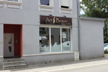 A SAISIR / NOUVEAU PRIX!!!! Très belle opportunité.
RE/MAX spécialiste de l'immobilier au Luxembourg vous propose un fond de commerce avec un potentiel avéré et des bilans comptables en constante évolution. Dans des locaux de plus de cinquante mètres carré vous trouverez une grande entrée ainsi que trois cabines de soin - un wc et un débarras. 
Ce commerce est équipé de:
Trois tables de massage dont une électrique et chauffante - deux tables de manucures complètes - un comptoir de réception avec ordinateur et imprimante - une vitrine de présentation éclairée - deux miroirs dont un de maquillage - une lampe loupe - un vapozone - une large gamme de produits cosmétiques - un présentoir de maquillage - une machine à café - du linge professionnelle - une cabine de douche - deux enseignes lumineuses extérieures - une chaine hi-fi - décoration - mobilier d'épilation et appareil à cire.
Présentant un potentiel certain ce fond de commerce inclut également un fichier clientèle avec plus de 1400 contacts. 
Un stationnement gratuit à proximité et un loyer de 1100 euros/mois font de ce bien une valeur sure pour professionnelle désirant s'installer sans risque. Ce commerce est toujours en activité avec des rendez vous pris pour plusieurs semaines permettant un démarrage immédiat de votre nouvelle activité professionnelle.
Ref agence :5095639