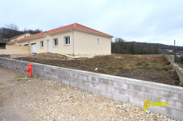 Maison neuve de plain pied clés en mains !!!.  Maison de plain-pied clés en main comprenant : Hall d'entrée, cuisine ouverte sur salon/séjour en accès terrasse et jardin, 3 chambres, salle d'eau avec douche à l'italienne, WC. Terrain autour. Chauffage par pompe à chaleur, carrelage au sol, isolation TH2 pour des économies d'énergie.
Livrée entièrement finie sans cuisine équipée.
Finitions soignées !!!

 Les informations sur les risques auxquels ce bien est exposé sont disponibles sur le site Géorisques : www.georisques.gouv.fr