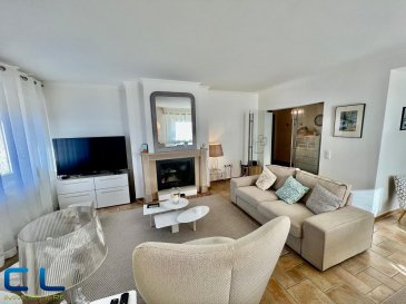 Nous vous proposons à la vente ce charmant appartement 
avec feu ouvert, à l'intérieur sobre et lumineux.
Il comprend deux chambres à coucher, une cuisine individuelle, un W.C. séparé, une salle de 
Nous vous proposons à la vente ce bel appartement au style sobre et lumineux, offrant tout le confort nécessaire dans un cadre agréable.
Il comprend deux chambres à coucher, une cuisine individuelle, un W.C. séparé, une salle de douche, ainsi qu'un agréable salon avec feu ouvert.
Le bien dispose également d'une cave, d'un garage fermé et d'un emplacement de parking devant le garage.
Idéalement situé dans un quartier résidentiel, à proximité de la place Benelux, de l'hôpital de la ville et de la piscine. Vous trouverez également à proximité des petits commerces, des écoles et un arrêt de bus.

Pour toute demande de visite ou informations complémentaires, n'hésitez pas à nous contacter au 265341 ou directement notre agent Mme VAZ au 621 283 844 ou par mail au lisa.vaz@cl-immo.lu

Les frais d'agence sont inclus dans le prix de vente et sont à charge du vendeur.