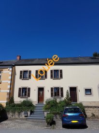 REMAX Real Estate Services vous propose à la location cette très belle maison située dans un quartier calme très prisé de Roodt-sur-Syre . Composée d'un beau hall d'entrée avec accès à un salon-séjour carrelé traversant, donnant sur une cuisine équipée vue jardin, un bureau, un WC suspendu et lave-main. A l' étage, vous découvrirez un espace nuit conséquent avec 3 chambres parquetées, ainsi qu'une salle de bain carrelée sols et murs, sa douche, son  meuble vasque et miroir, WC. Une terrasse exposée plein Sud qui donne accès un un jardin de +/- 6 ares. Une cave avec raccordement pour lave-linge et sèche-linge. Proche de touts commodités, à quelques minutes de la Gare de Roodt-Sur-Syre, de l'aéroport (Findel), de Luxembourg-Kirchberg, proche de la verdure et au calme dans un quartier confidentiel, cette maison vous séduira immédiatement. 
Contact direct : Mr Cetin AKGUN
GSM: 691 584 627
Mail: cetin.akgun@remax.lu
Ref agence :5095653