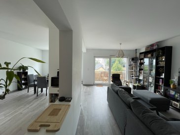 Aux portes du Grand duché de Luxembourg, découvrez cet appartement lumineux et traversant rénové en 2023 dans une petite copropriété. 
Il est composé d'un hall d'entrée délimitant la partie jour et nuit.
La partie jour est composée d'un espace de vie de 46m2 ouvert intégrant une cuisine équipée, un salon et un séjour avec balcon.
La partie nuit est composée de deux chambres dont une avec balcon situés sur l'arrière de la résidence, d'une salle de bains avec douche et meuble vasque, un wc séparé. 
Au sous sol, la résidence est équipée d'une laverie pour installer machine à laver, sèche linge et présence du chauffe-eau électrique, une grande cave privative, ainsi qu'un garage privatif au sous sol complète le bien.
Une place de parking extérieur