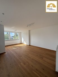 Appartement 2 chambres entièrement rénové ? 72 m² ? Belair

Au 1er étage d'une petite résidence de seulement trois unités, découvrez ce très bel appartement de 72 m² entièrement rénové, situé dans le prestigieux quartier de Belair à Luxembourg-Ville.

Pensé pour offrir un cadre de vie contemporain et confortable, l'appartement propose un bel espace de vie réunissant salon, séjour et cuisine ouverte entièrement équipée, avec électroménager neuf.

Le séjour bénéficie également d'un balcon spacieux, apportant une agréable extension extérieure.

L'espace nuit se compose de deux chambres à coucher, d'une salle de douche moderne et d'un WC séparé.

La rénovation complète, le parquet, les équipements neufs et les finitions sobres et élégantes confèrent à l'ensemble une atmosphère moderne et raffinée.

Une opportunité rare de devenir propriétaire d'un appartement entièrement rénové et prêt à habiter dans un environnement résidentiel particulièrement recherché, à proximité immédiate du centre de Luxembourg.