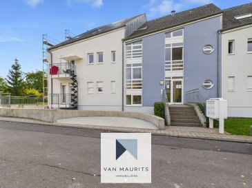 Situé à Mensdorf dans la commune de Betzdorf, au rez-de-chaussée d'une résidence datant de 2007, cet appartement d'une surface habitable de ± 49 m² se compose comme suit:

Au rez-de-chaussée un hall d'entrée de ± 1,5 m² dessert un débarras de ± 1,5 m², un séjour salon/salle à manger/cuisine ouverte de ± 29 m² avec accès au balcon de ± 5 m², une chambre de ± 13 m² ainsi qu'une salle de douche de ± 5 m² (douche, lavabo, miroir, wc, ventilation).

Au sous-sol une buanderie commune, un local vélo commun, une cave privé de ± 3 m² ainsi qu'un emplacement de parking privé (lift) de ± 11 m² dans le garage complètent l'offre.

Détails complémentaires :

Passeport énergétique E - E  
Chaudière au mazout, chauffage par radiateurs,  
Fenêtres châssis PVC, double vitrage, volets manuels  
Jardin commun, local vélos commun, buanderie commune

Personne de contact :

Mme Nora Bendjeriou  
Tel. +352 / 691 136 875  
email: nora@vanmaurits.lu