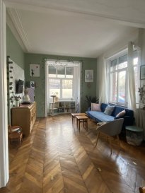 Découvrez ce bel appartement ancien, niché dans un environnement discret .situé en rez- de jardin, il séduit par son authenticité et son parquet d'origine qui lui confère un cachet chaleureux .
l'appartement se compose d'un vaste séjour double, de deux chambres, d'une cuisine fonctionnelle, ainsi que d'une salle de bain complète équipée à la fois d'une baignoire et d'une douche .
Très lumineux il bénéficie d'une belle exposition tout au long de la journée. les charges  sont faibles au sein dune petite copropriété conviviale.
un véritable atout: l'accés a un grand jardin idéal pour profiter des beaux jours en toute tranquillité et vous initier au potager . 
Un bien rare, alliant charme de l'ancien calme et qualité de vie .

charges copropriété: 65euros/mois 
chauffage, eau chaude/ gaz