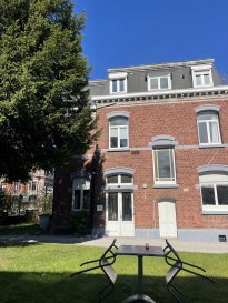 Découvrez ce bel appartement ancien, niché dans un environnement discret .situé en rez- de jardin, il séduit par son authenticité et son parquet d'origine qui lui confère un cachet chaleureux .
l'appartement se compose d'un vaste séjour double, de deux chambres, d'une cuisine fonctionnelle, ainsi que d'une salle de bain complète équipée à la fois d'une baignoire et d'une douche .
Très lumineux il bénéficie d'une belle exposition tout au long de la journée. les charges  sont faibles au sein dune petite copropriété conviviale.
un véritable atout: l'accés a un grand jardin, collectif aux 3 lots,  idéal pour profiter des beaux jours en toute tranquillité et vous initier au potager . 
Un bien rare, alliant charme de l'ancien calme et qualité de vie .

charges copropriété: 65euros/mois 
chauffage, eau chaude/ gaz