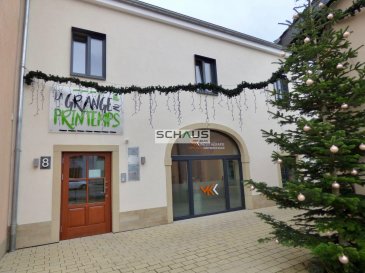 Schaus Immobilier propose à la location dans la « Grange au Printemps », Centre de Wellbeing & More à Canach<br><br>Une salle au salle étage de la grange, dans un état strictement neuf d\'une surface d\'environ 14,00m2 équipée d\'un lavabo.<br><br>Une réception avec salle d\'attente, une cuisine équipée et aménagée et des sanitaires avec WC en commun complètent l\'offre.<br><br>Un parking pour les clients se trouve devant l\'immeuble.<br><br>L\'espace est entièrement rénové et depuis mars 2019, un kinésithérapeute, un psychologue, un prestataire de massages ayurvéda et un magasin pour des articles de dance y sont implantés.<br><br>Nous sommes à votre disposition pour tout renseignement complémentaire.<br><br>Les honoraires de négociation sont à la charge du locataire et s\'élèvent à un loyer augmenté de la TVA en vigueur.<br>